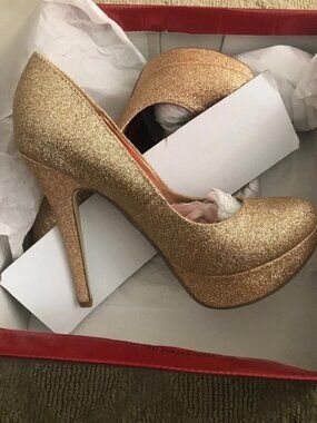 Fredericks of Hollywood 12364 Gold Glitter Platform Pumps